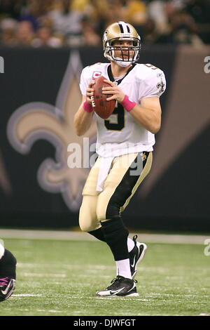 3. Oktober 2010: New Orleans Saints quarterback Drew Brees (9) sieht, während Spielaktion zwischen den New Orleans Saints und den Carolina Panthers an der Louisiana Superdome in New Orleans, Louisiana zu übergeben. Die Heiligen gewann 16-14. (Kredit-Bild: © Donald Seite/Southcreek Global/ZUMApress.com) Stockfoto