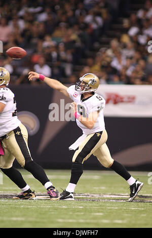 3. Oktober 2010: New Orleans Saints Quarterback Drew Brees (9) wirft den Ball während der Spielaktion zwischen den New Orleans Saints und den Carolina Panthers an der Louisiana Superdome in New Orleans, Louisiana. Die Heiligen gewann 16-14. (Kredit-Bild: © Donald Seite/Southcreek Global/ZUMApress.com) Stockfoto