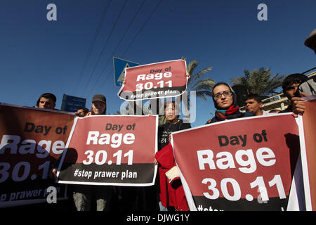 Gaza, Palästinensische Gebiete, 30. November 2013. Palästinenser und internationale Aktivisten rufen Parolen Banner während einer Demonstration gegen Israels Programm für Zwangsumsiedlungen der Beduinen Bewohner der südlichen Negev-Wüste am 30. November 2013 in Gaza-Stadt zu halten. Eine Rechnung fordern die Verlagerung von 30.000-40.000 Beduinen, der Abriss von ca. 40 Dörfern und Einziehung von mehr als 700.000 Dunam (70.000 Hektar) der Negev Land wurde von der Regierung im Januar und vom Parlament in erster Lesung im Juni 2013 genehmigt. Bildnachweis: ZUMA Press, Inc./Alamy Live-Nachrichten Stockfoto