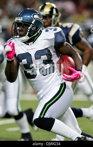 3. Oktober 2010 - Saint Louis, Missouri, Vereinigte Staaten von Amerika - Seattle Seahawks Runningback Leon Washington (33) trägt den Ball in der ersten Hälfte. Während eines Spiels zwischen den St. Louis Rams und die Seattle Seahawks im Edward Jones Dome in Saint Louis, Missouri. Die Rams gegen Seahawks 20-3. (Kredit-Bild: © Jimmy Simmons/Southcreek Global/ZUMApress.com) Stockfoto