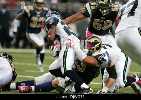3. Oktober 2010 - Saint Louis, Missouri, Vereinigte Staaten von Amerika - Seattle Seahawks Runningback Justin Forsett (20) von St. Louis Rams Defensive Tackle Jermelle Cudjo (#93) während eines Spiels zwischen den St. Louis Rams und die Seattle Seahawks im Edward Jones Dome in Saint Louis, Missouri in Angriff genommen wird. Die Rams gegen Seahawks 20-3. (Kredit-Bild: © Jimmy Simmons/Southcreek Globa Stockfoto