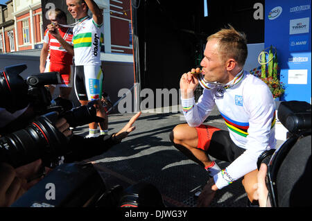 3. Oktober 2010 - Geelong, küsst Victoria, Australien - Thor Hushovd (NOR) seine Goldmedaille bei der 2010 UCI Road World Championships Elite Männer Straßenrennen in Geelong, Victoria, Australien. (Kredit-Bild: © Sydney Low/Southcreek Global/ZUMApress.com) Stockfoto