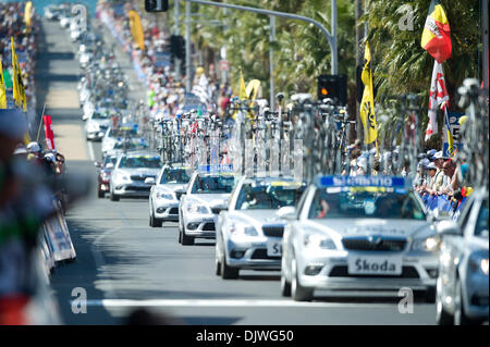 3. Oktober 2010 - Geelong, Victoria, Australien - folgen die Unterstützung Autos das Hauptfeld auf der Oberfläche direkt von 2010 UCI Road World Championships Elite Männer Straßenrennen in Geelong, Victoria, Australien. (Kredit-Bild: © Sydney Low/Southcreek Global/ZUMApress.com) Stockfoto