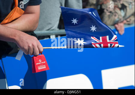 3. Oktober 2010 - Wellen Geelong, Victoria, Australien - Zuschauer eine australische Flagge an der 2010 UCI Road World Championships Elite Männer Straßenrennen in Geelong, Victoria, Australien. (Kredit-Bild: © Sydney Low/Southcreek Global/ZUMApress.com) Stockfoto