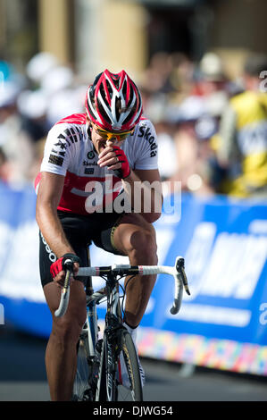 3. Oktober 2010 - Geelong, zieht Victoria, Australien - Fabian Cancellara (SUI) sich 2010 UCI Road World Championships Elite Männer Straßenrennen in Geelong, Victoria, Australien. (Kredit-Bild: © Sydney Low/Southcreek Global/ZUMApress.com) Stockfoto