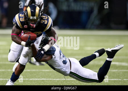 3. Oktober 2010 - Saint Louis, Missouri, Vereinigte Staaten von Amerika - Seattle Seahawks Sicherheit Rechtsanwalt Milloy (36) macht Tauchen Tackling gegen St. Louis Rams Running Back Steven Jackson (#39) während eines Spiels zwischen den St. Louis Rams und die Seattle Seahawks im Edward Jones Dome in Saint Louis, Missouri. Die Rams gegen Seahawks 20-3. (Kredit-Bild: © Scott Kane/Southcreek Stockfoto