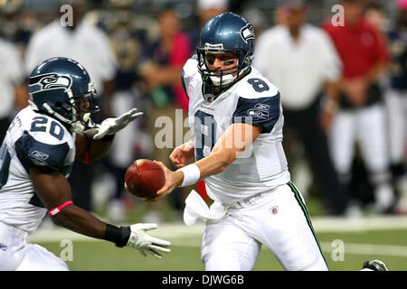 3. Oktober 2010 - Saint Louis, Missouri, Vereinigte Staaten von Amerika - Seattle Seahawks Quarterback Matt Hasselbeck (8) übergibt den Ball an Seattle Seahawks Runningback Justin Forsett (20) während eines Spiels zwischen den St. Louis Rams und die Seattle Seahawks im Edward Jones Dome in Saint Louis, Missouri. Die Rams gegen Seahawks 20-3. (Kredit-Bild: © Scott Kane/Southcreek Glo Stockfoto