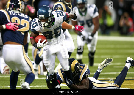 3. Oktober 2010 bekommt - Saint Louis, Missouri, Vereinigte Staaten von Amerika - Seattle Seahawks Runningback Justin Forsett (20) von St. Louis Rams Strong Safety James Butler (#37) während eines Spiels zwischen den St. Louis Rams und die Seattle Seahawks im Edward Jones Dome in Saint Louis, Missouri abgerissen. Die Rams gegen Seahawks 20-3. (Kredit-Bild: © Scott Kane/Southcreek Globa Stockfoto
