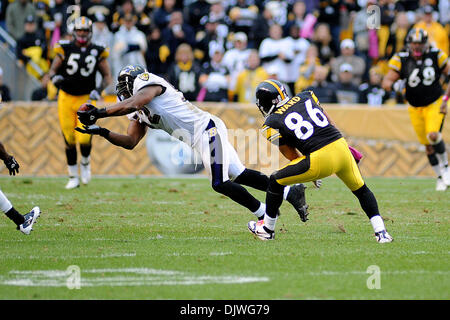 3. Oktober 2010 - übernehmen Pittsburgh, PENNSYLVANNIA, Vereinigte Staaten von Amerika - Baltimore Ravens innen Linebacker RAY LEWIS (52) einen Pass spät im vierten Quartal für Pittsburgh Steelers Wide Receiver HINES WARD (86) bestimmt als die Steelers fängt die Raben bei Heinz Field in Pittsburgh, PA.... Die Raben zu besiegen die Steelers, 17-14. (Kredit-Bild: © Dean Beattie/Southcreek Glob Stockfoto