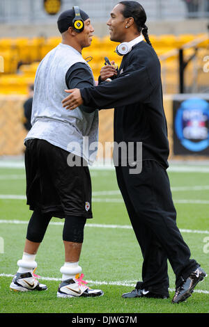 3. Oktober 2010 - Pittsburgh, PENNSYLVANNIA, Vereinigte Staaten von Amerika - Pittsburgh Steelers Wide Receiver HINES WARD (86) und Baltimore Ravens Wide Receiver TJ HOUSHMANDZADEH (84) grüßt einander vor dem Start der Raben und Steelers Spiel bei Heinz Field in Pittsburgh, PA... Die Raben zu besiegen die Steelers, 17-14. (Kredit-Bild: © Dean Beattie/Southcreek Global/ZUMApress.com) Stockfoto