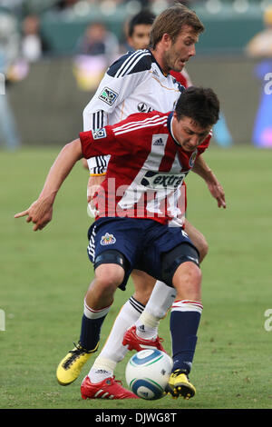 3. Oktober 2010 - Carson, Kalifornien, Vereinigte Staaten von Amerika - Chivas USA Mittelfeldspieler Ben Zemanski #21 (vorne) und Los Angeles Galaxy Mittelfeldspieler David Beckham #23 (zurück) in Aktion während der Chivas USA Vs Los Angeles Galaxy Spiel im Home Depot Center. Die Galaxie fuhr fort, Club Depotivo Chivas USA mit Endstand von 2: 1 besiegen. (Kredit-Bild: © Brandon Parry/Southcreek Global/ZUM Stockfoto