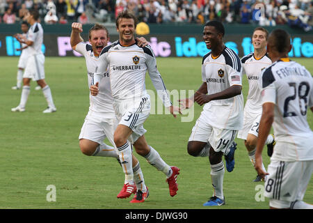 3. Oktober 2010 - Carson, Kalifornien, Vereinigte Staaten von Amerika - Los Angeles Galaxy Mittelfeldspieler David Beckham #23 (2. L) feiert ein Ziel aus einem Freistoß während die Chivas USA Vs Los Angeles Galaxy Spiel im Home Depot Center. Die Galaxie fuhr fort, Club Depotivo Chivas USA mit Endstand von 2: 1 besiegen. (Kredit-Bild: © Brandon Parry/Southcreek Global/ZUMApress.com) Stockfoto