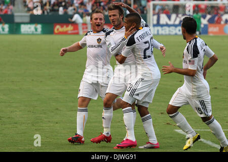 3. Oktober 2010 - Carson, Kalifornien, Vereinigte Staaten von Amerika - Los Angeles Galaxy Mittelfeldspieler David Beckham #23 (2. L) feiert ein Ziel aus einem Freistoß während die Chivas USA Vs Los Angeles Galaxy Spiel im Home Depot Center. Die Galaxie fuhr fort, Club Depotivo Chivas USA mit Endstand von 2: 1 besiegen. (Kredit-Bild: © Brandon Parry/Southcreek Global/ZUMApress.com) Stockfoto