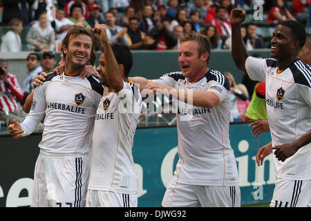 3. Oktober 2010 - Carson, Kalifornien, Vereinigte Staaten von Amerika - Los Angeles Galaxy Mittelfeldspieler David Beckham #23 (L) feiert ein Ziel aus einem Freistoß die Chivas USA Vs Los Angeles Galaxy Spiel im Home Depot Center. Die Galaxie fuhr fort, Club Depotivo Chivas USA mit Endstand von 2: 1 besiegen. (Kredit-Bild: © Brandon Parry/Southcreek Global/ZUMApress.com) Stockfoto