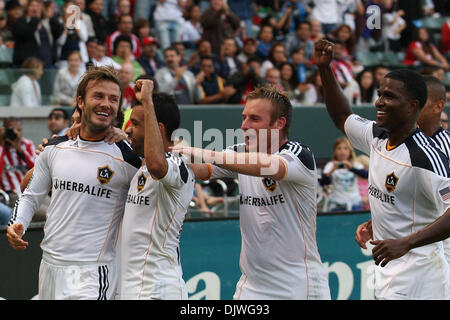 3. Oktober 2010 - Carson, Kalifornien, Vereinigte Staaten von Amerika - Los Angeles Galaxy Mittelfeldspieler David Beckham #23 (L) feiert ein Ziel aus einem Freistoß die Chivas USA Vs Los Angeles Galaxy Spiel im Home Depot Center. Die Galaxie fuhr fort, Club Depotivo Chivas USA mit Endstand von 2: 1 besiegen. (Kredit-Bild: © Brandon Parry/Southcreek Global/ZUMApress.com) Stockfoto