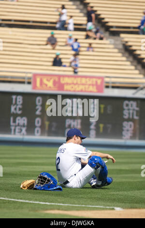 3. Oktober 2010 - Los Angeles, California, Vereinigte Staaten von Amerika - Los Angeles Dodgers Catcher Brad Ausmus (12) sitzt im Outfield mit seinem Catcher-Ausrüstung und erstreckt sich vor dem Spiel.  Dies wäre Ausmuss letzte Spiel als ein Spieler seinen Rücktritt nach 18 Jahreszeiten.  Dazu gehörten 1938 Spiele gefangen. (Kredit-Bild: © Tony Leon/Southcreek Global/ZUMApress.com) Stockfoto