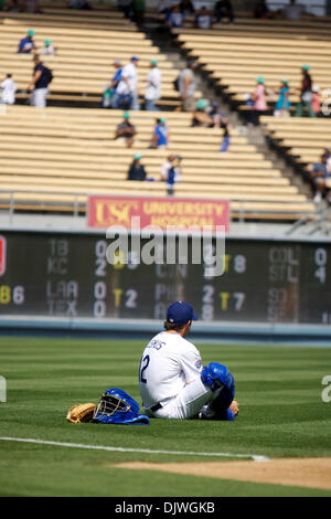 3. Oktober 2010 - Los Angeles, California, Vereinigte Staaten von Amerika - Los Angeles Dodgers Catcher Brad Ausmus (12) sitzt im Outfield mit seinem Catcher-Ausrüstung und erstreckt sich vor dem Spiel.  Dies wäre Ausmuss letzte Spiel als ein Spieler seinen Rücktritt nach 18 Jahreszeiten.  Dazu gehörten 1938 Spiele gefangen. (Kredit-Bild: © Tony Leon/Southcreek Global/ZUMApress.com) Stockfoto