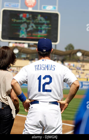 3. Oktober 2010 Uhren - Los Angeles, California, Vereinigte Staaten von Amerika - Los Angeles Dodgers Catcher Brad Ausmus (12) eine Video bestehend aus Nachrichten von ehemaligen Mannschaftskameraden, Freunde und Familie.  Das wäre Ausmuss Endspiel als Spieler, er geht in den Ruhestand nach 18 Staffeln, einer Karriere, die 1938 Spiele gefangen. (Kredit-Bild: © Tony Leon/Southcreek Global/ZUMApress.com) Stockfoto