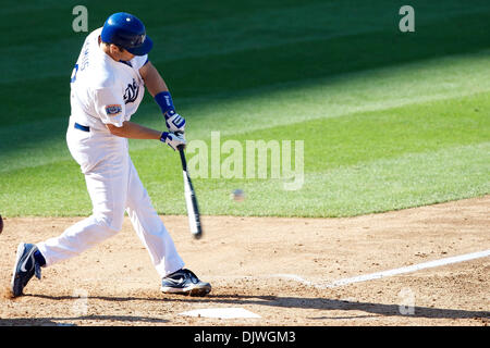 3. Oktober 2010 - Los Angeles, California, Vereinigte Staaten von Amerika - Los Angeles Dodgers Catcher Brad Ausmus (12) herausgegriffen, linken Feld in der Unterseite des achten Inning, seine Finale zu bat und zum Jahresende seine 18-jährige Karriere über drei Goldhandschuhe, Reisen ein All-Star Game und sechs in der Nachsaison. (Kredit-Bild: © Tony Leon/Southcreek Global/ZUMApress.com) Stockfoto