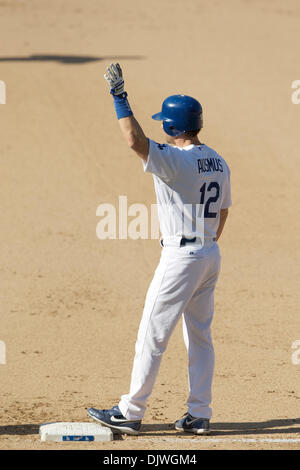 3. Oktober 2010 - Los Angeles, California, Vereinigte Staaten von Amerika - Los Angeles Dodgers Catcher Brad Ausmus (12) herausgegriffen, linken Feld in der Unterseite des achten Inning, seine Finale zu bat und zum Jahresende seine 18-jährige Karriere über drei Goldhandschuhe, Reisen ein All-Star Game und sechs in der Nachsaison.  Wellen, um das Publikum zum letzten Mal. (Kredit-Bild: © Tony Leon/Southcreek Gl Stockfoto