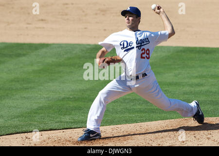 3. Oktober 2010 - Los Angeles, California, Vereinigte Staaten von Amerika - Los Angeles Dodgers ab Krug Ted Lilly (29) der siegreiche Pitcher im letzten Spiel der Saison für die Los Angeles Dodgers, wäre da die Dodgers die Arizona Diamondbacks 3-1 im Dodger Stadium besiegt. (Kredit-Bild: © Tony Leon/Southcreek Global/ZUMApress.com) Stockfoto