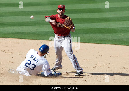 3. Oktober 2010 - Los Angeles, California, Vereinigte Staaten von Amerika - Arizona-Diamantmarkierungen zweiter Basisspieler Ryan Roberts (14) Kurven die Doppel spielen als Los Angeles Dodgers dritte Baseman Casey Blake in zweiten Base (23) schiebt.  Die Dodgers würde die Diamondbacks 3: 1 im letzten Spiel der Saison 2010 zu besiegen. (Kredit-Bild: © Tony Leon/Southcreek Global/ZUMApress.com) Stockfoto