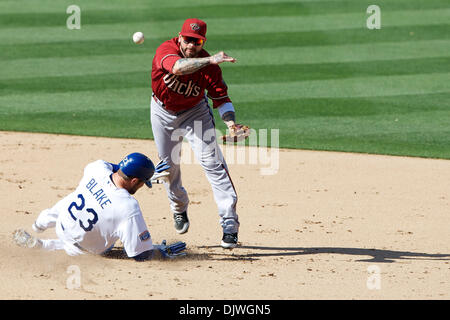 3. Oktober 2010 - Los Angeles, California, Vereinigte Staaten von Amerika - Arizona-Diamantmarkierungen zweiter Basisspieler Ryan Roberts (14) Kurven die Doppel spielen als Los Angeles Dodgers dritte Baseman Casey Blake in zweiten Base (23) schiebt.  Die Dodgers würde die Diamondbacks 3: 1 im letzten Spiel der Saison 2010 zu besiegen. (Kredit-Bild: © Tony Leon/Southcreek Global/ZUMApress.com) Stockfoto