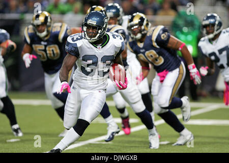 3. Oktober 2010 - Saint Louis, Missouri, Vereinigte Staaten von Amerika - Seattle Seahawks Runningback Leon Washington (33) trägt den Ball in der zweiten Hälfte.  während eines Spiels zwischen den St. Louis Rams und die Seattle Seahawks im Edward Jones Dome in Saint Louis, Missouri. Die Rams gegen Seahawks 20-3. (Kredit-Bild: © Jimmy Simmons/Southcreek Global/ZUMApress.com) Stockfoto