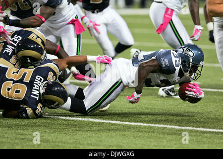 3. Oktober 2010 - Saint Louis, Missouri, Vereinigte Staaten von Amerika - Seattle Seahawks Runningback Leon Washington (33) von St. Louis Rams Linebacker Larry Grant (#59) in Angriff genommen wird. Die Rams gegen Seahawks 20-3. (Kredit-Bild: © Jimmy Simmons/Southcreek Global/ZUMApress.com) Stockfoto