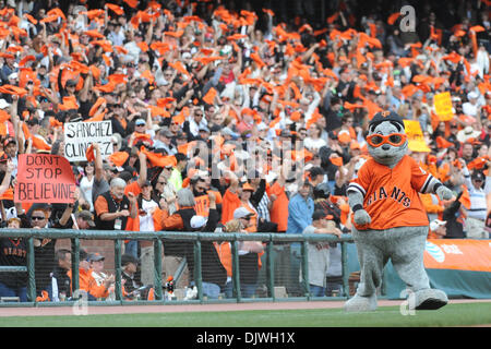 3. Oktober 2010 - San Francisco, California, Vereinigte Staaten von Amerika - San Francisco Giants Maskottchen Lou Seal Kundgebungen die Masse. Die San Francisco Giants gegen die San Diego Padres 3-0. (Kredit-Bild: © Charles Herskowitz/Southcreek Global/ZUMApress.com) Stockfoto