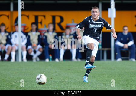 3. Oktober 2010 - South Bend, Indiana, Vereinigte Staaten von Amerika - Providence Mittelfeldspieler Matt Marcin (#7) während der NCAA Fußball-match zwischen Providence und Notre Dame.  Die Notre Dame Fighting Irish besiegt Providence Friars 2: 1 im Spiel im Alumni Stadium in South Bend, Indiana. (Kredit-Bild: © John Mersits/Southcreek Global/ZUMApress.com) Stockfoto