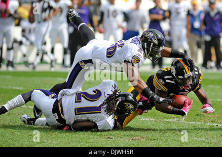 3. Oktober 2010 - Pittsburgh, PENNSYLVANNIA, Vereinigte Staaten von Amerika - Pittsburgh Steelers Wide Receiver MIKE WALLACE (17) ist von Baltimore Ravens Safety heruntergenommen DAWAN LANDRY (26) und Baltimore Ravens Ecke zurück LARDARIUS WEBB (21) nach der Erlangung der 20 Yards auf einem Empfang im zweiten Quartal als die Steelers die Raben bei Heinz Field in Pittsburgh, PA übernehmen... Die Raben-Niederlage Stockfoto