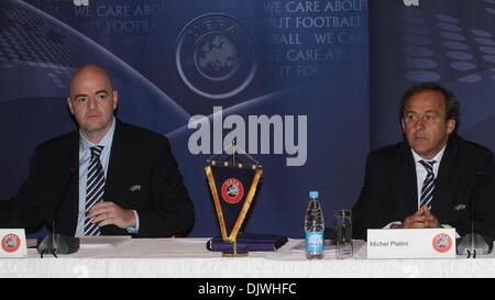 4. Oktober 2010 - Minsk, Belarus - UEFA President MICHEL PLATINI (r) und UEFA-Generalsekretär GIANNI INFANTINO (l) beteiligen sich in der Union of European Football Associations, UEFA, Vorstand away Session. (Kredit-Bild: © Alexander Nikonov/PhotoXpress/ZUMApress.com) Stockfoto