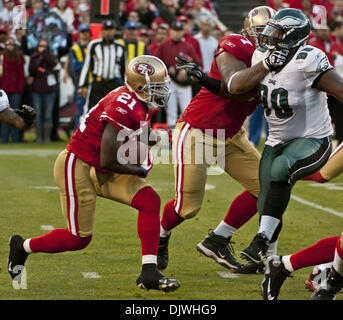 4. Oktober 2010 - San Francisco, CA, USA - San Francisco 49ers gegen Philadelphia Eagles im Candlestick Park Sonntag, 10. Oktober 2010.  San Francisco 49ers Runningback Frank Gore #21 Köpfe in Adler Verteidiger... 49ers lose bis Adler 27 24. (Kredit-Bild: © Al Golub/ZUMApress.com) Stockfoto