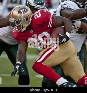 4. Oktober 2010 - San Francisco, CA, USA - San Francisco 49ers gegen Philadelphia Eagles im Candlestick Park Sonntag, 10. Oktober 2010.  San Francisco 49ers Runningback Brian Westbrook #20 durchbrechen Verteidiger... 49ers lose bis Adler 27 24. (Kredit-Bild: © Al Golub/ZUMApress.com) Stockfoto