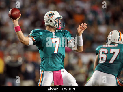 4. Oktober 2010 - West Palm Beach, FL - Florida, USA - Vereinigte Staaten - 100410 (Allen Eyestone/The Palm Beach Post) MIAMI GARDENS, FL. Sun Life Stadium... New England Patriots Vs Miami Dolphins... Delphine QB Chad Henne Tropfen zurück um zu übergeben. (Kredit-Bild: © Palm Beach-Post/ZUMApress.com) Stockfoto