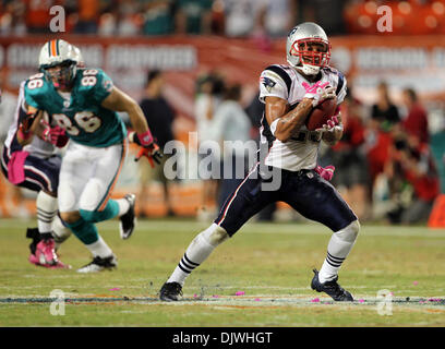 4. Oktober 2010 - West Palm Beach, FL - Florida, USA - Vereinigte Staaten - 100410 (Allen Eyestone/The Palm Beach Post) MIAMI GARDENS, FL. Sun Life Stadium... New England Patriots Vs Miami Dolphins... Patrioten #25 Patrick Chung fängt einen Pass von Chad Henne im vierten Quartal. (Kredit-Bild: © Palm Beach-Post/ZUMApress.com) Stockfoto