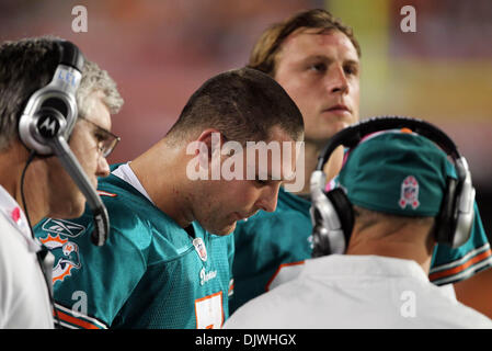 4. Oktober 2010 - West Palm Beach, FL - Florida, USA - Vereinigte Staaten - 100410 (Allen Eyestone/The Palm Beach Post) MIAMI GARDENS, FL. Sun Life Stadium... New England Patriots Vs Miami Dolphins... Delphine Chad Henne spricht mit Trainer nach dem Werfen einer Interception im vierten Quartal. (Kredit-Bild: © Palm Beach-Post/ZUMApress.com) Stockfoto