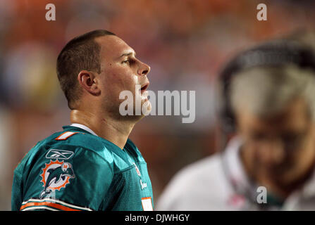 4. Oktober 2010 - West Palm Beach, FL - Florida, USA - Vereinigte Staaten - 100410 (Allen Eyestone/The Palm Beach Post) MIAMI GARDENS, FL. Sun Life Stadium... New England Patriots Vs Miami Dolphins... Delphine Quarterback Chad Henne atmet nach dem werfen ein anderes abfangen. (Kredit-Bild: © Palm Beach-Post/ZUMApress.com) Stockfoto