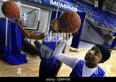 5. Oktober 2010 - Memphis, TN, USA - 5. Oktober 2010 - Lady Tiger Teamkollegen Bretagne Carter (links) und Bilqis Abdul-Qaadir (rechts) arbeiten an Ballkontrolle beim ersten Training der Saison. Abdul-Qaadir saß am linken Ellenbogen Präsident Barack Obama zum Abendessen im Weißen Haus 1. September 2009, ihr Ramadan schnell zu brechen, nachdem er sie eingeführt, als '' eine Inspiration für uns alle." Th Stockfoto