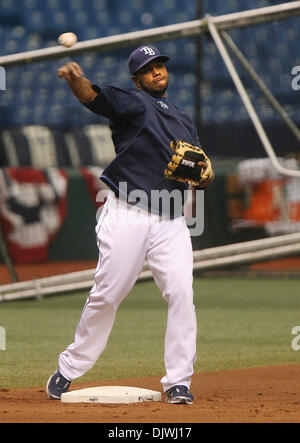 5. Oktober 2010 - St. Petersburg, FL, USA - SP 329120 KEEL RAYS SCOTT KEELER. (05.10.2010 ST. PETERSBURG) 14. Strahlen Willy Aybar, erwärmt sich Dienstag im Tropicana Field.  FOTO SCOTT KEELER | Zeiten (Kredit-Bild: © St. Petersburg Times/ZUMApress.com) Stockfoto