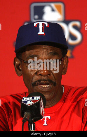 5. Oktober 2010 - St. Petersburg, FL, USA - SP 329120 KEEL RAYS SCOTT KEELER. (05.10.2010 ST. PETERSBURG) 15. Texas Rangers Manager Ron Washington spricht mit den Medien Dienstag im Tropicana Field.   FOTO SCOTT KEELER | Zeiten (Kredit-Bild: © St. Petersburg Times/ZUMApress.com) Stockfoto