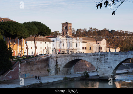 Tiberinsel, Isola Tiberina, mit Ponte Fabricio und die Basilica di San Bartolomeo Gründung, Rom, Latium, Italien Stockfoto