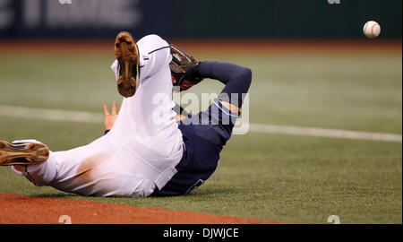 7. Oktober 2010 - St. Petersburg, FL, USA - JAMES BORCHUCK |   Times.SP 329173 BORC rays (07.10.10) (St. Petersburg, FL) Jason Bartlett vermisst ein foul Pop Fly-by Mitch Moreland im 8. Inning der Tampa Bay Rays Spiel gegen die Texas Rangers im Tropicana Field Donnerstag, 7. Oktober 2010.     [JAMES BORCHUCK Mal] (Kredit-Bild: © St. Petersburg Times/ZUMApress.com) Stockfoto