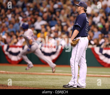 7. Oktober 2010 - St. Petersburg, FL, USA - JAMES BORCHUCK |   Times.SP 329173 BORC rays 17 (07.10.10) (St. Petersburg, FL) Michael Young runden basiert auf einem drei laufen Homer als Chad Qualls in der fünften während der Tampa Bay Rays-Spiel gegen die Texas Rangers im Tropicana Field Donnerstag, 7. Oktober 2010 Uhren.     [JAMES BORCHUCK Mal] (Kredit-Bild: © St. Petersburg Times / ZUMApre Stockfoto