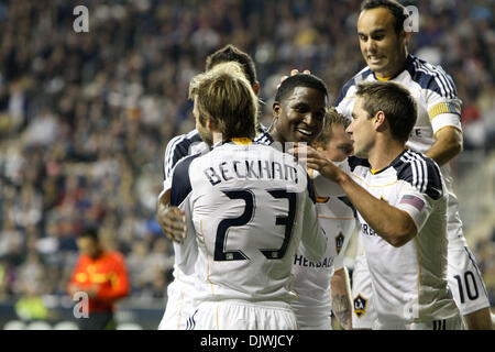 7. Oktober 2010 - Chester, Pennsylvania, Vereinigte Staaten von Amerika - Los Angeles Galaxy Mittelfeldspieler David Beckham (#23) und vorwärts Landon Donovan (#10) feiern das Spiel nur Ziel mit Teamkollegen während des Spiels gegen Philadelphia Union im PPL Park in Chester, Pennsylvania. Die Galaxy gewann 1: 0. (Kredit-Bild: © Kate McGovern/Southcreek Global/ZUMApress.com) Stockfoto