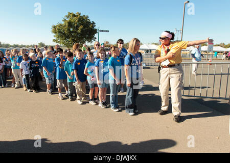 8. Oktober 2010 - Lexington, Ky, US - Amy Waddingham, rechts, von WEG Sicherheit gerichtet Abby Berry, eine vierte Klasse Lehrer in Kirksville Elementary School in Richmond und ihrer Klasse bis zum Eingang der Alltech FEI World Equestrian Games in Kentucky Horse Park in Lexington, Kentucky auf Freitag, 8. Oktober 2010. Alltech schätzungsweise 4000 Schulkinder WEG am Freitag besuchte.   Foto: Pablo Stockfoto