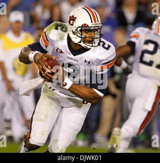 9. Oktober 2010 - rollt aus Lexington, KY - Auburn QB, Cam Newton, im ersten Quartal von der University of Kentucky vs Auburn-Football-Spiel im Commonwealth Stadium auf Samstag, 9. Oktober 2010 in Lexington.   Foto von David Perry | Personal. (Kredit-Bild: © Lexington Herald-Leader/ZUMApress.com) Stockfoto