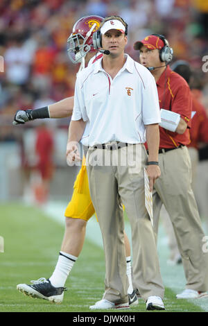 9. Oktober 2010 - Stanford, Kalifornien, Vereinigte Staaten von Amerika - USC Kopf coach Lane Kiffin während der NCAA Spiel zwischen der Stanford Cardinal und die USC Trojans Stanford Stadium.  Stanford schlagen USC 37-35 auf einem letzten zweiten Field Goal. (Kredit-Bild: © Matt Cohen/Southcreek Global/ZUMApress.com) Stockfoto