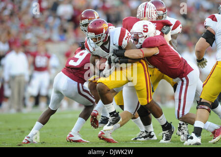 9. Oktober 2010 - Stanford, Kalifornien, Vereinigte Staaten von Amerika - USC Trojans Runningback Marc Tyler (26) zieht einen Stanford-Verteidiger während der NCAA Spiel zwischen der Stanford Cardinal und die USC Trojans Stanford Stadium.  Die Teams sind um 14 Uhr zur Halbzeit gebunden. (Kredit-Bild: © Matt Cohen/Southcreek Global/ZUMApress.com) Stockfoto